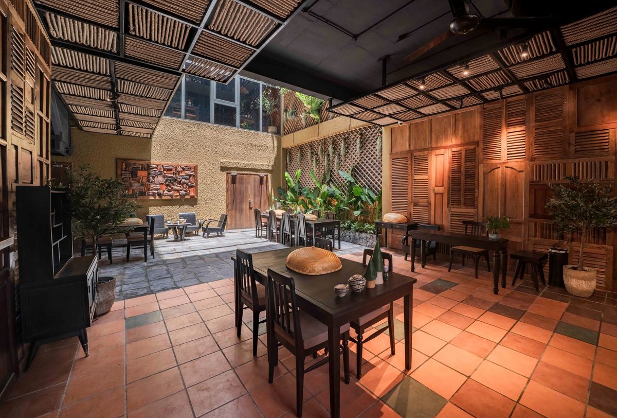 Sân ngoài trời buổi tối